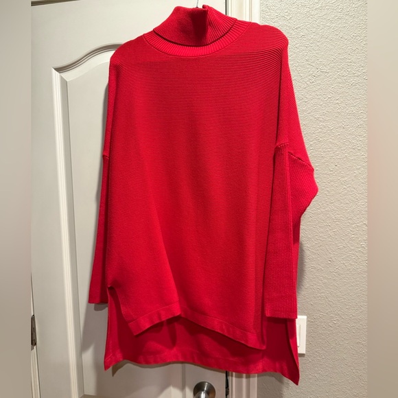 Lillusory ribbed red turtleneck tunic sweater with side slits - Picture 2 of 3
